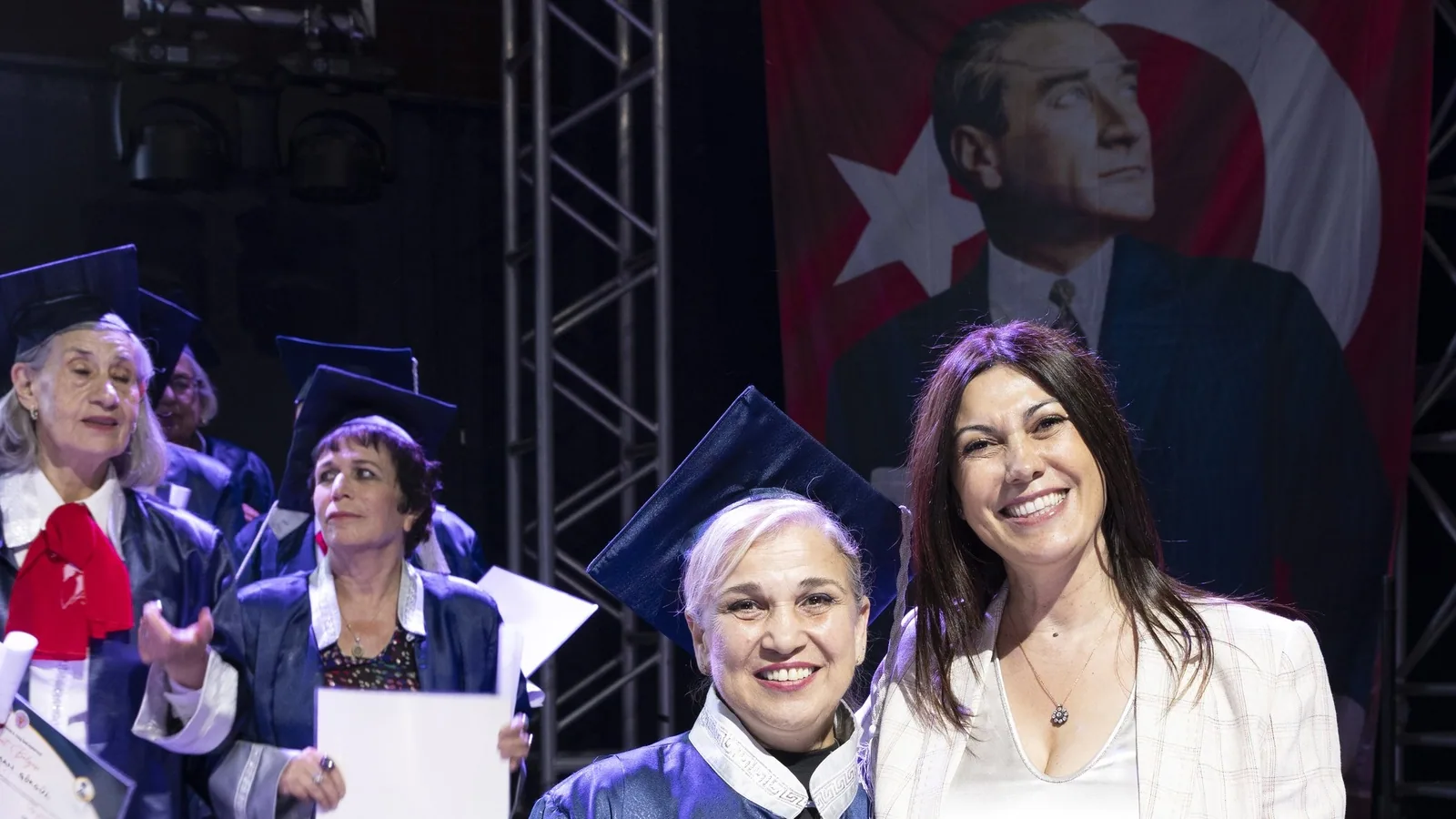 Dr. Feryal Akşan, Balçova Üçüncü Yaş Üniversitesi mezuniyet töreninde · Mayıs 2026